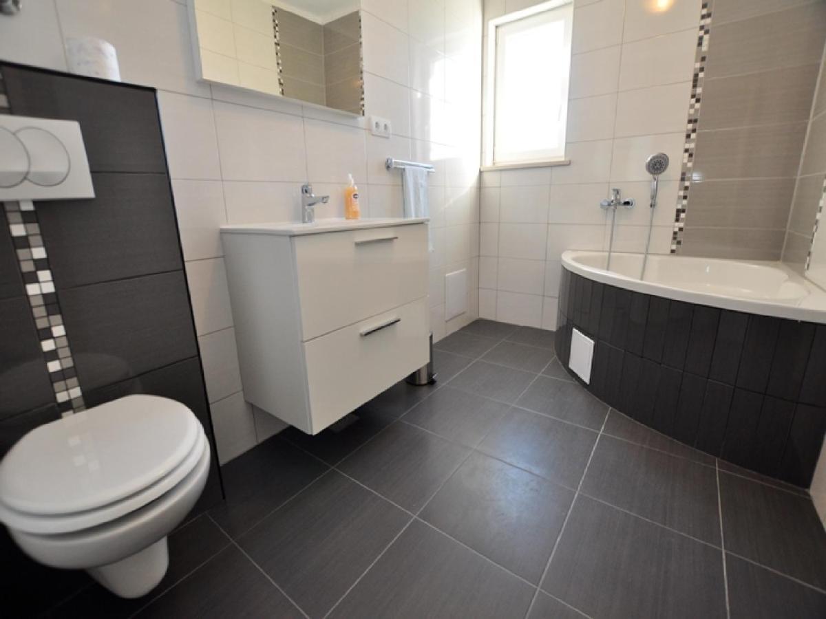 House Karlo Apartments 오미스 외부 사진