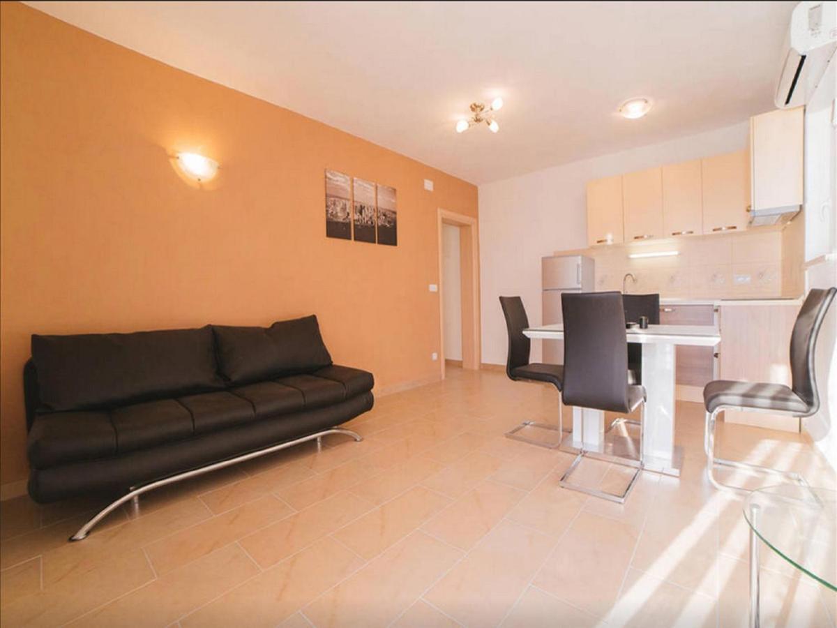 House Karlo Apartments 오미스 외부 사진